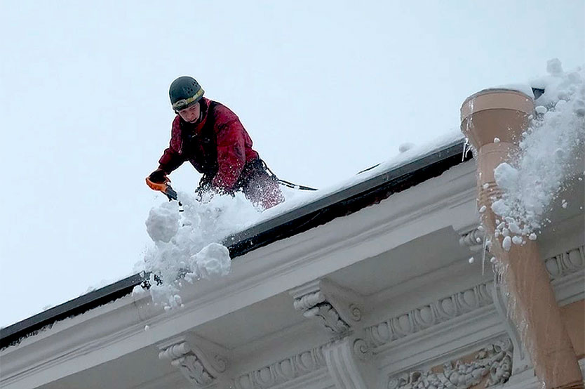 Уборка снега с крыш и скатов